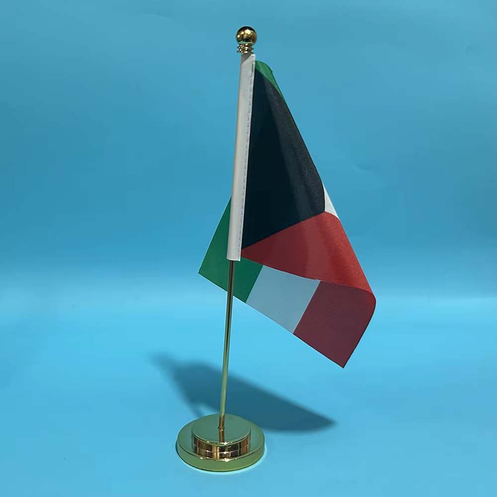 Bandera nacional de Kuwait en soporte de mesa