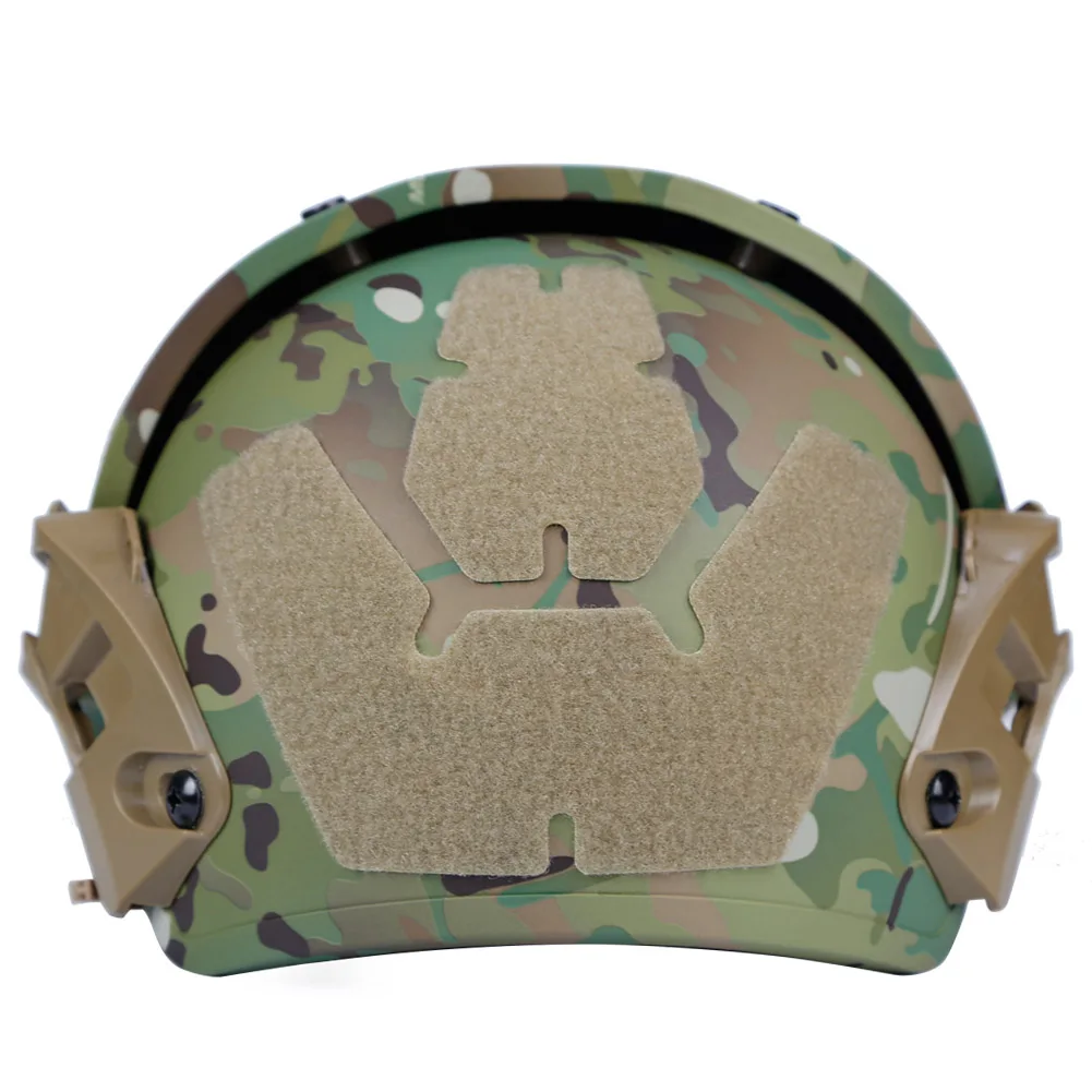 Casco táctico con almohadillas internas desplegadas