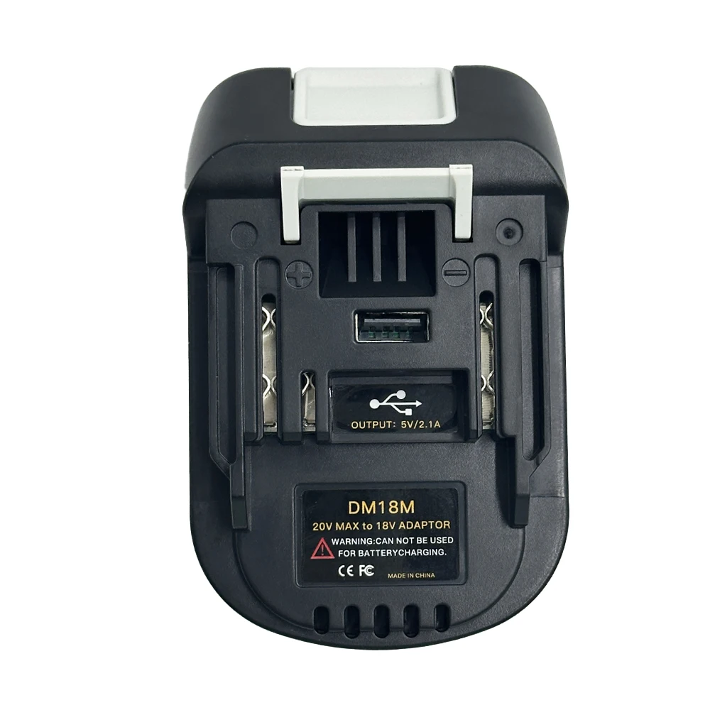 Adaptador conectado a una batería mostrando el acople lateral