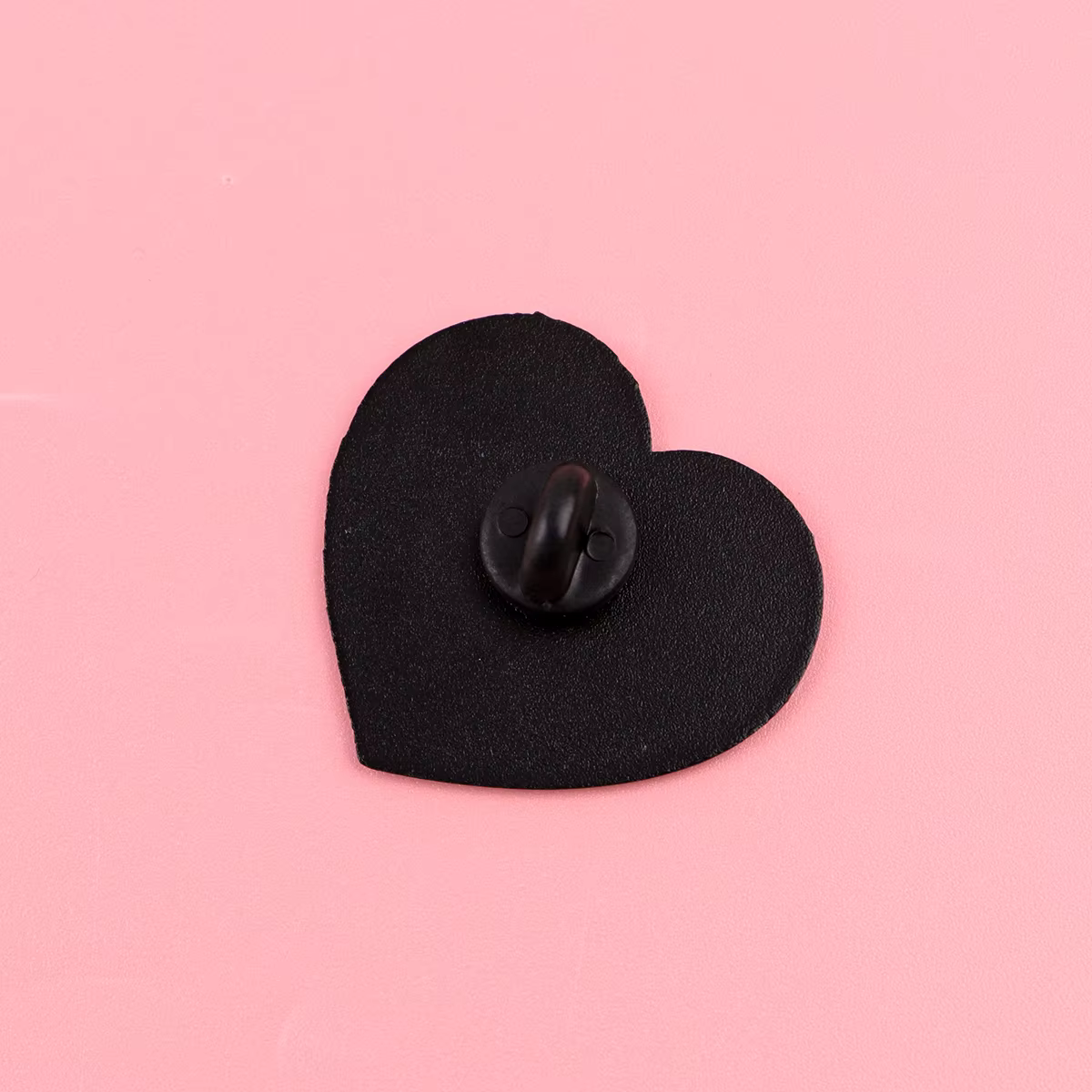 Pin en ropa: decoración versátil