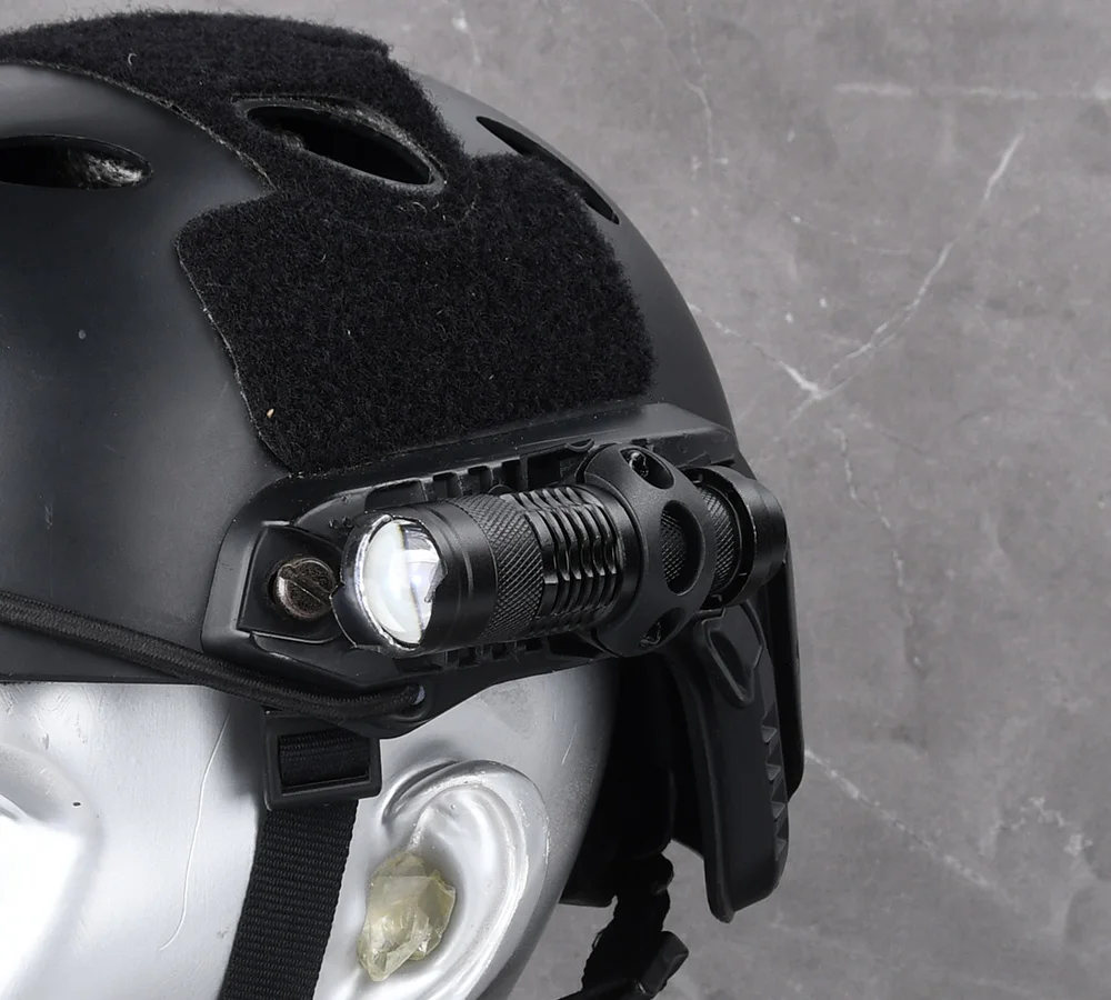 Luz de casco rápida de explorador táctico 1