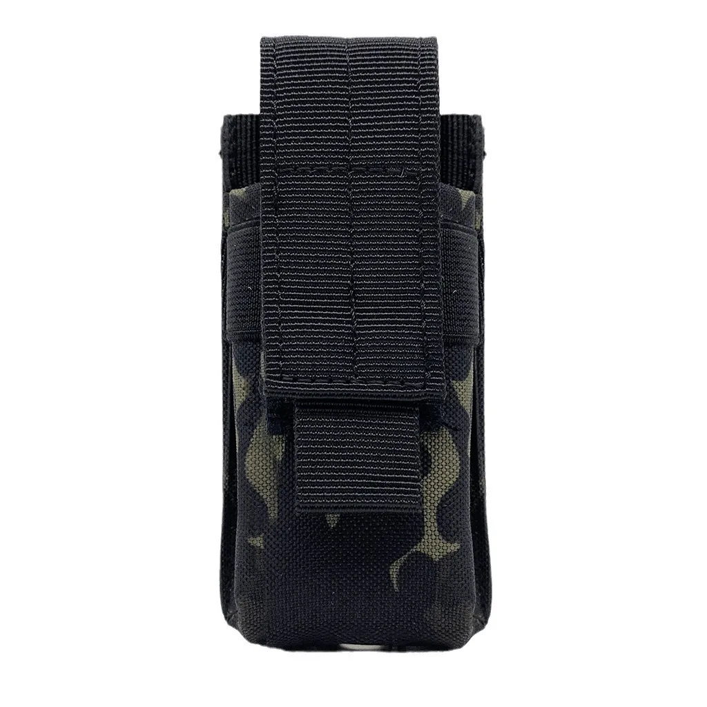 Kit de herramientas EDC individual pequeño en uso con navaja y linterna