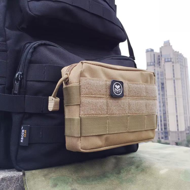 Detalle del sistema MOLLE y tela Oxford resistente
