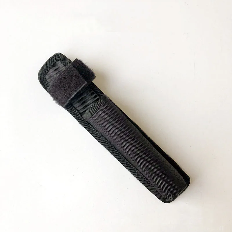 Vista frontal del soporte de bastón táctico negro