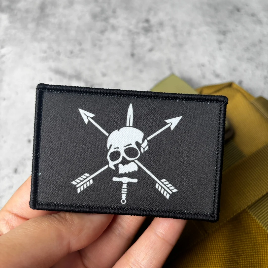 Parche táctico militar calavera y flechas cruzadas con velcro - imagen 2