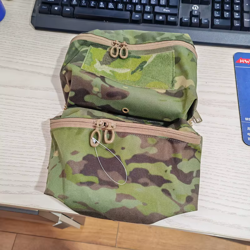 Bolso trasero con chaleco en patrón camuflaje