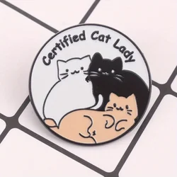 Pin de gato tricolor esmaltado con silueta felina en contraste