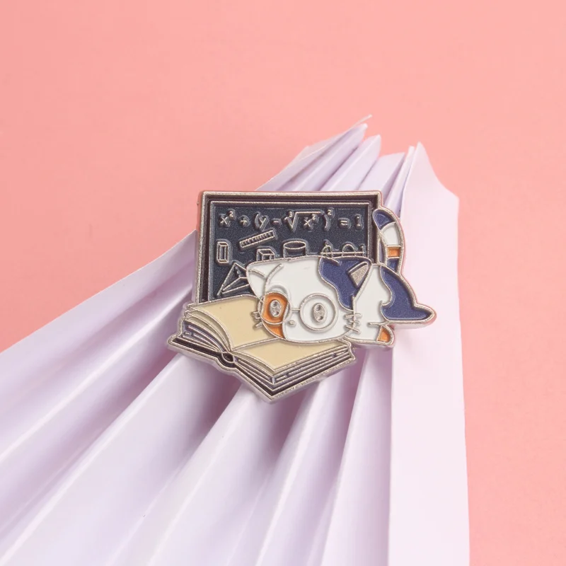 Pin esmaltado gato colegial vintage - broche pizarra matemáticas - imagen 4