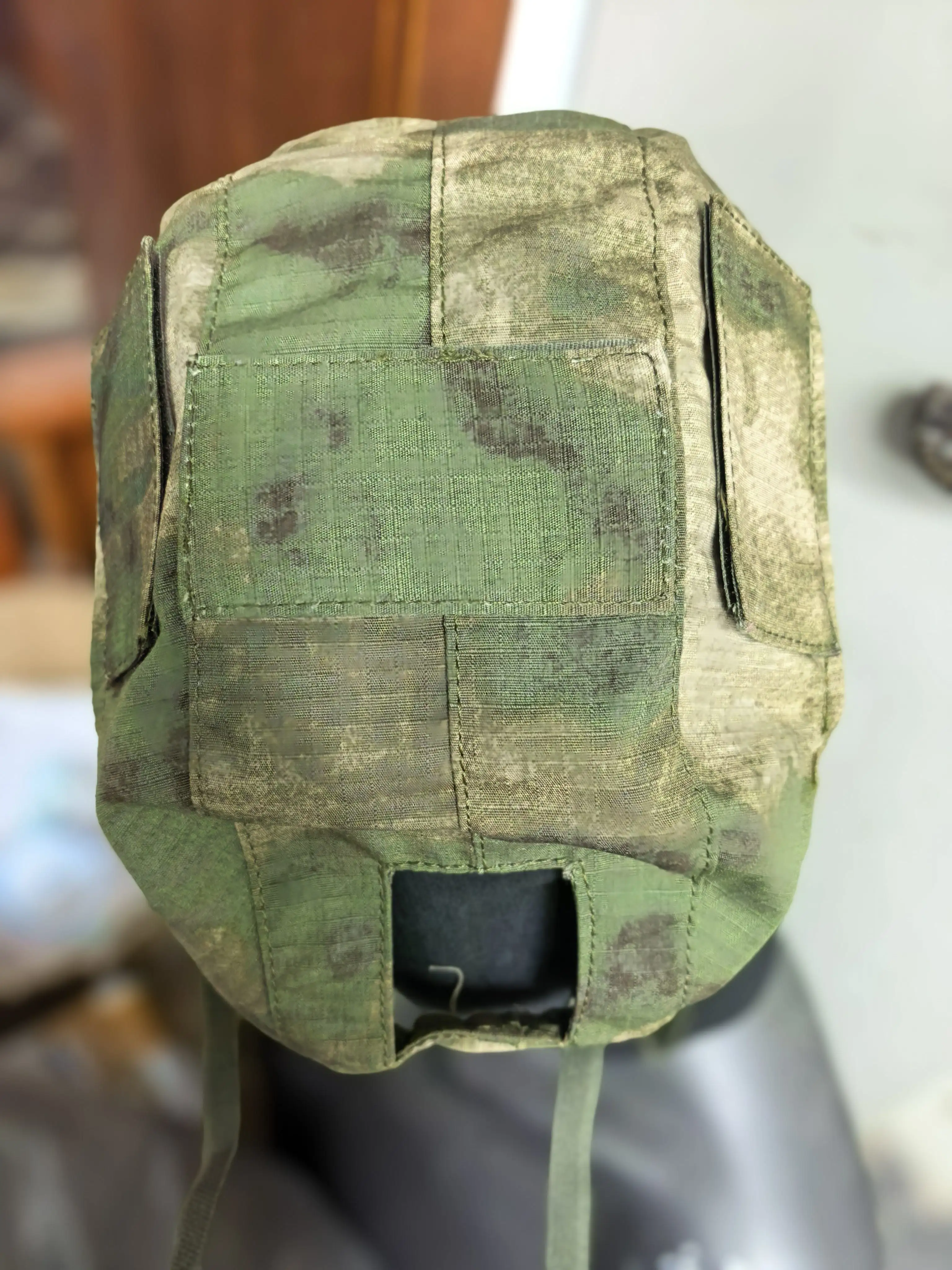 Ajuste de la funda sobre el casco