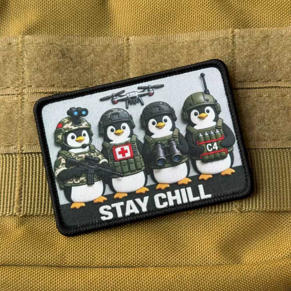 Parche táctico pingüino Stay Chill con velcro para equipo MOLLE - imagen 2