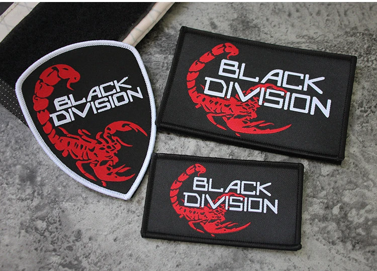 Parche bordado estilo táctica con diseño de división negra