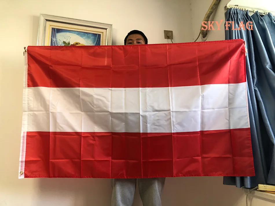 Bandera de Austria de poliéster desplegada en mástil exterior