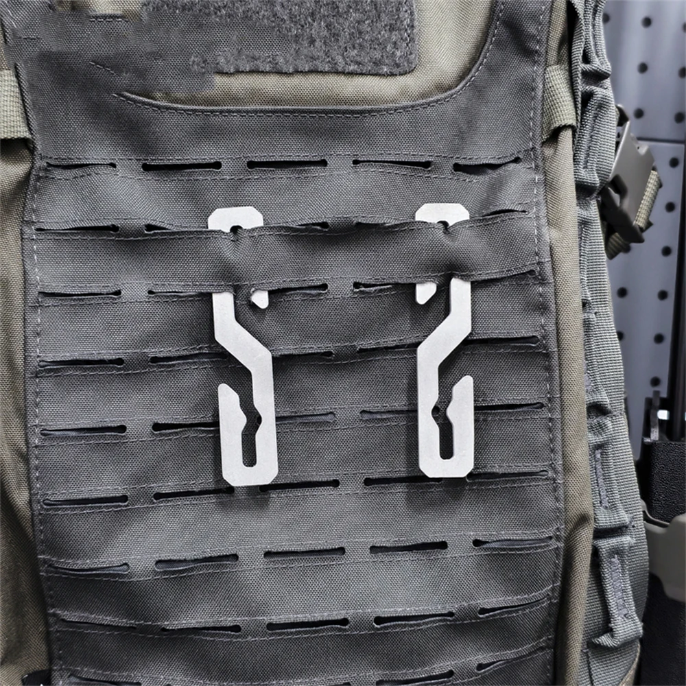Ganchos tácticos de metal MOLLE para mochila Airsoft y senderismo - imagen 4