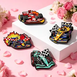 Insignias esmaltadas coche de carreras con bandera a cuadros