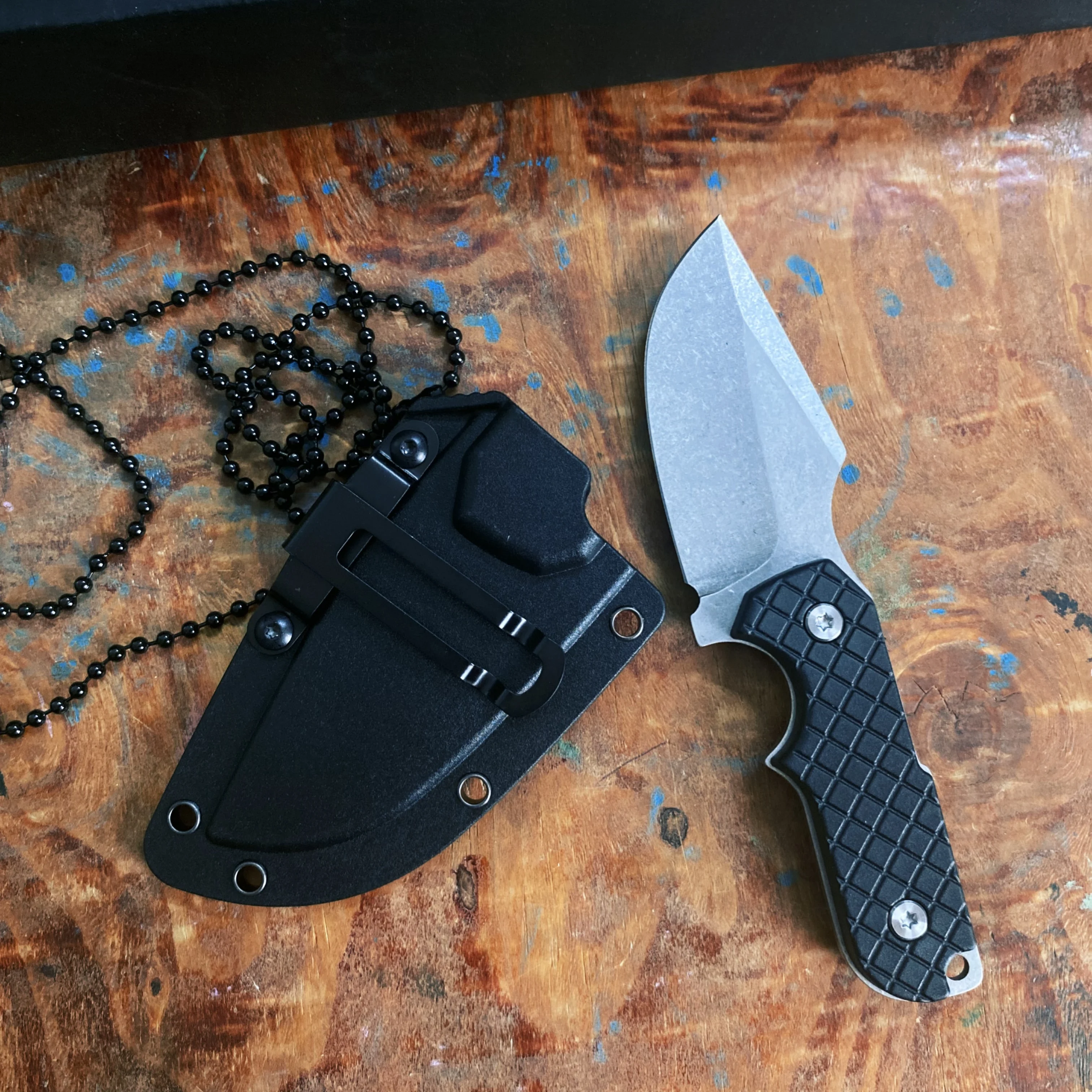Mano sujetando el cuchillo en posición de agarre