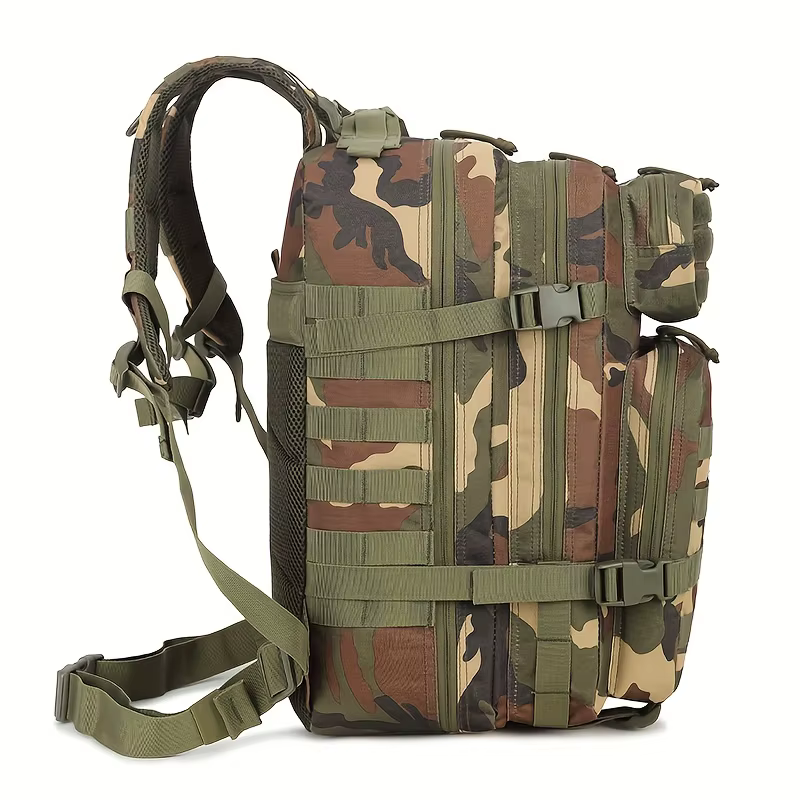 Mochila puesta sobre un fondo neutro mostrando su aspecto camuflaje y tamaño