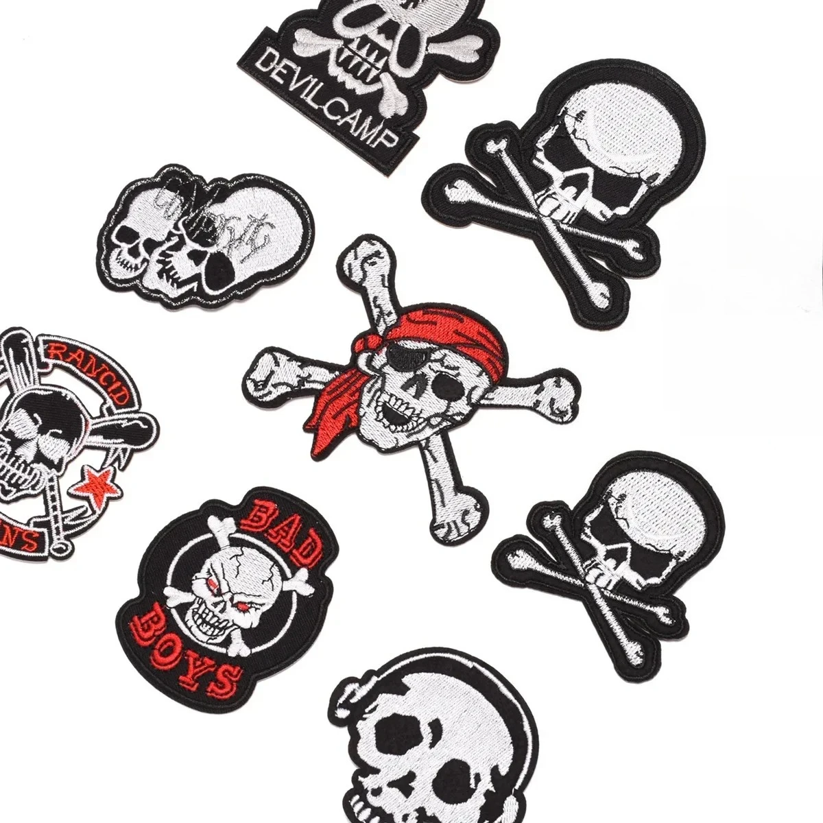 Parche bordado de calavera pirata con huesos cruzados para planchar - imagen 3