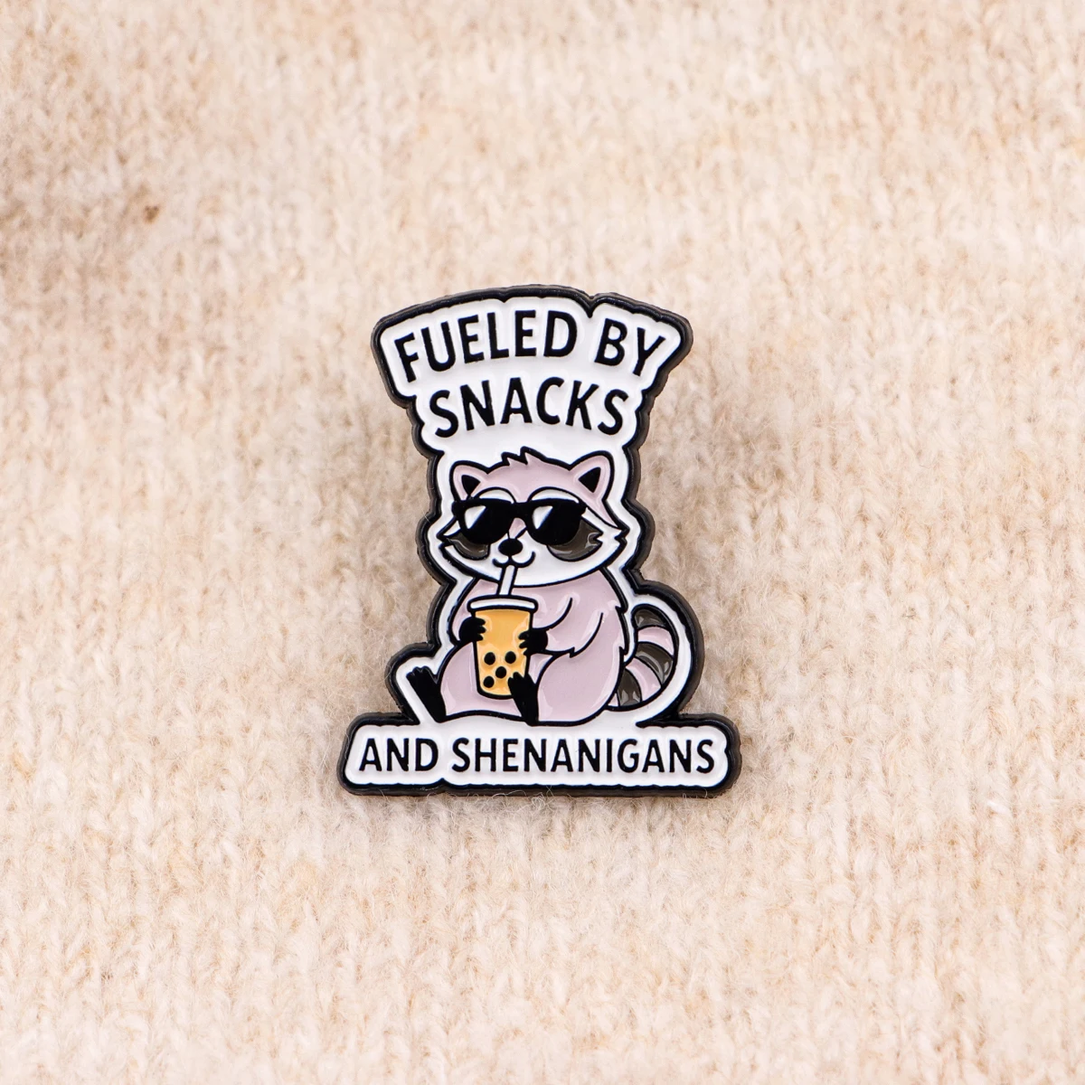 Pin de mapache para personalizar estilo casual