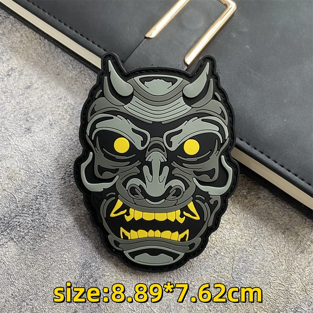 Parche Hannya en fondo neutro