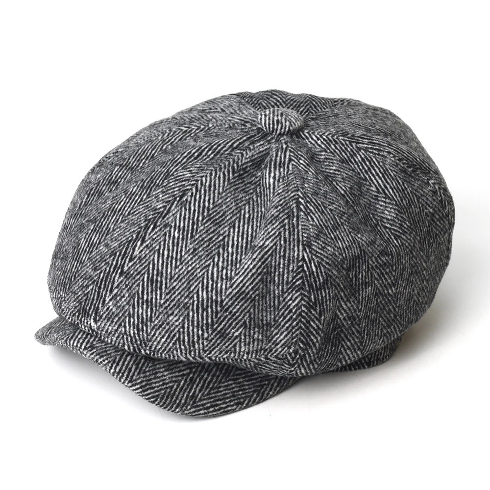 Detalle de la gorra vintage de espiga con visera