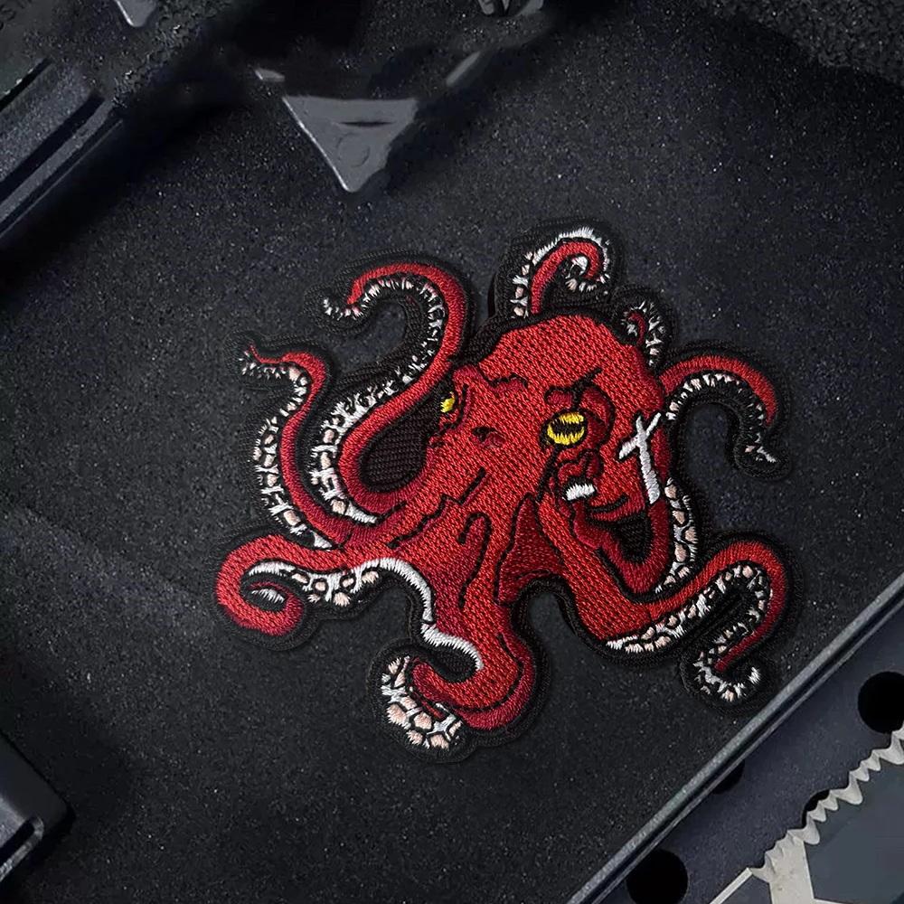 Grupo de parches tácticos, incluido el diseño de pulpo, sobre una superficie de equipo