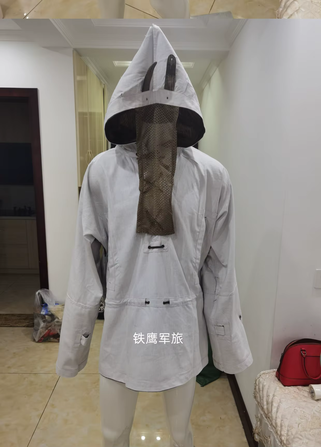 Detalle de costuras y materiales del SMOCK