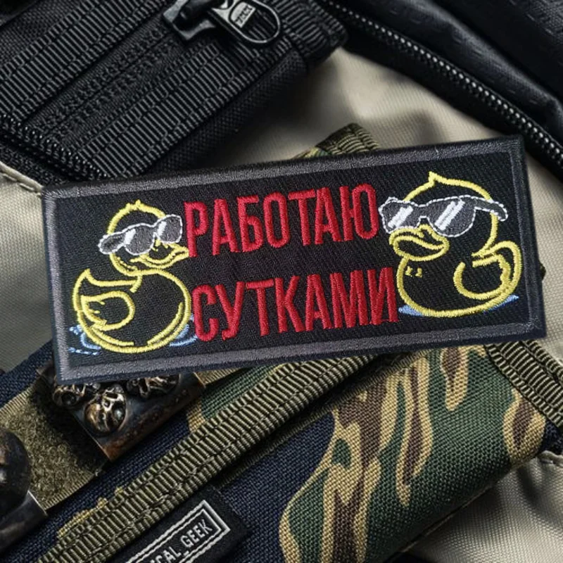 Detalle de parche táctico con fondo oscuro