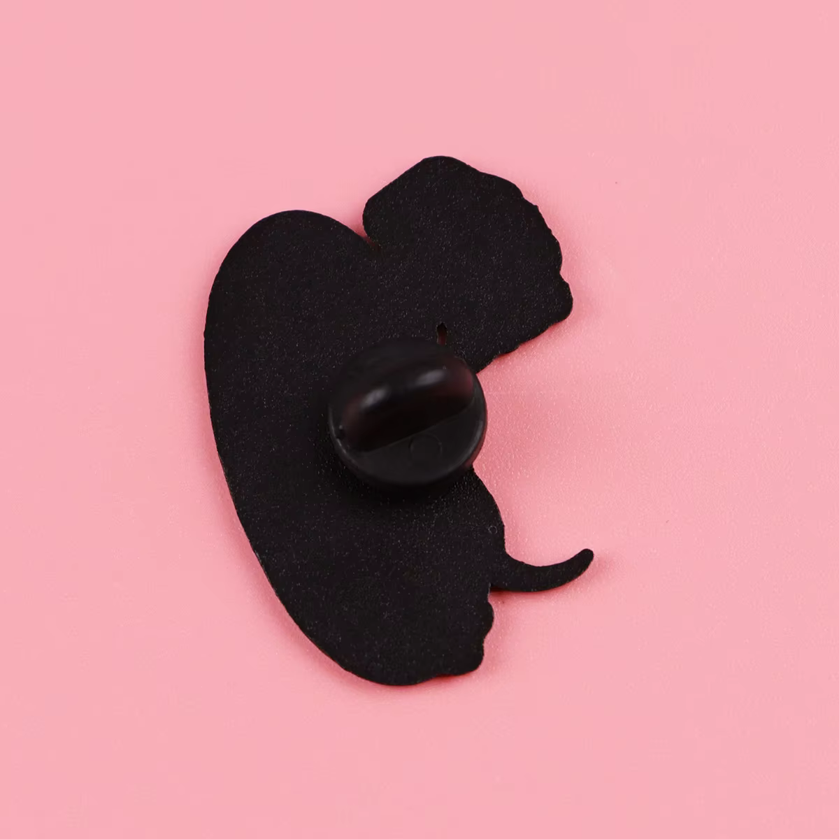 Pin sujeto a una chaqueta como adorno personal