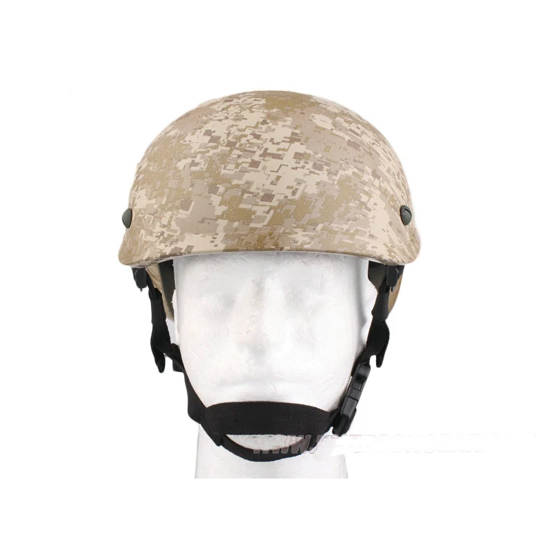 Casco en uso durante una partida de airsoft en entorno boscoso