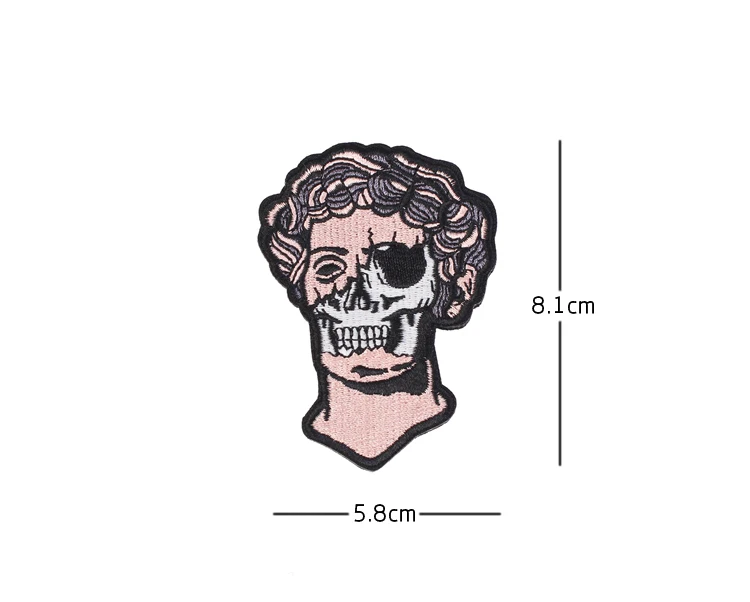 Una cabeza de esqueleto con un cráneo y huesos