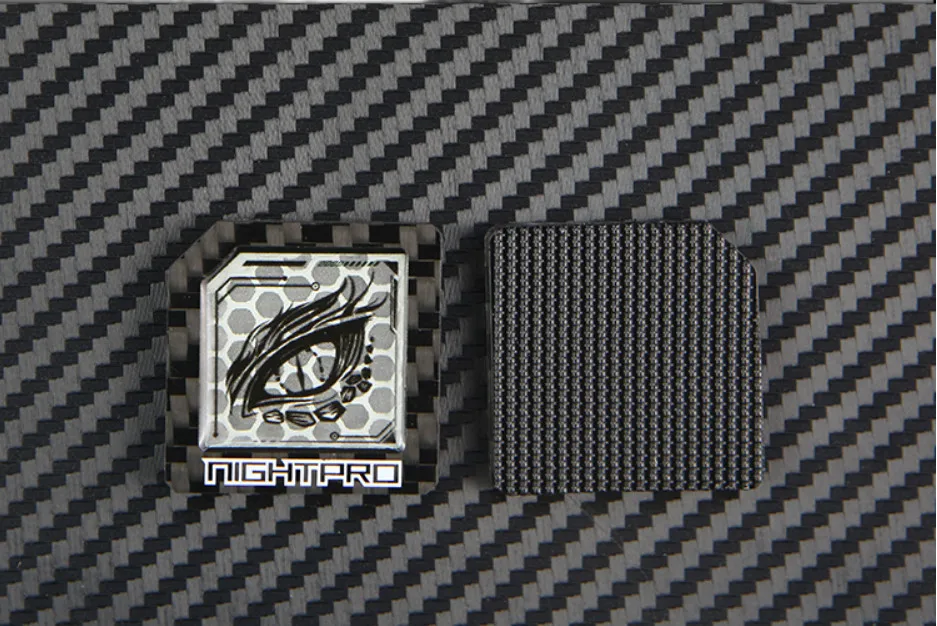 Parche NIGHTPRO aplicado en mochila táctica con visibilidad nocturna