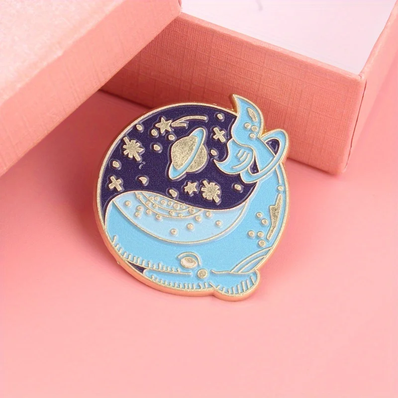 Pin táctico ballena zafiro con estrellas doradas y anillos Saturno - imagen 3