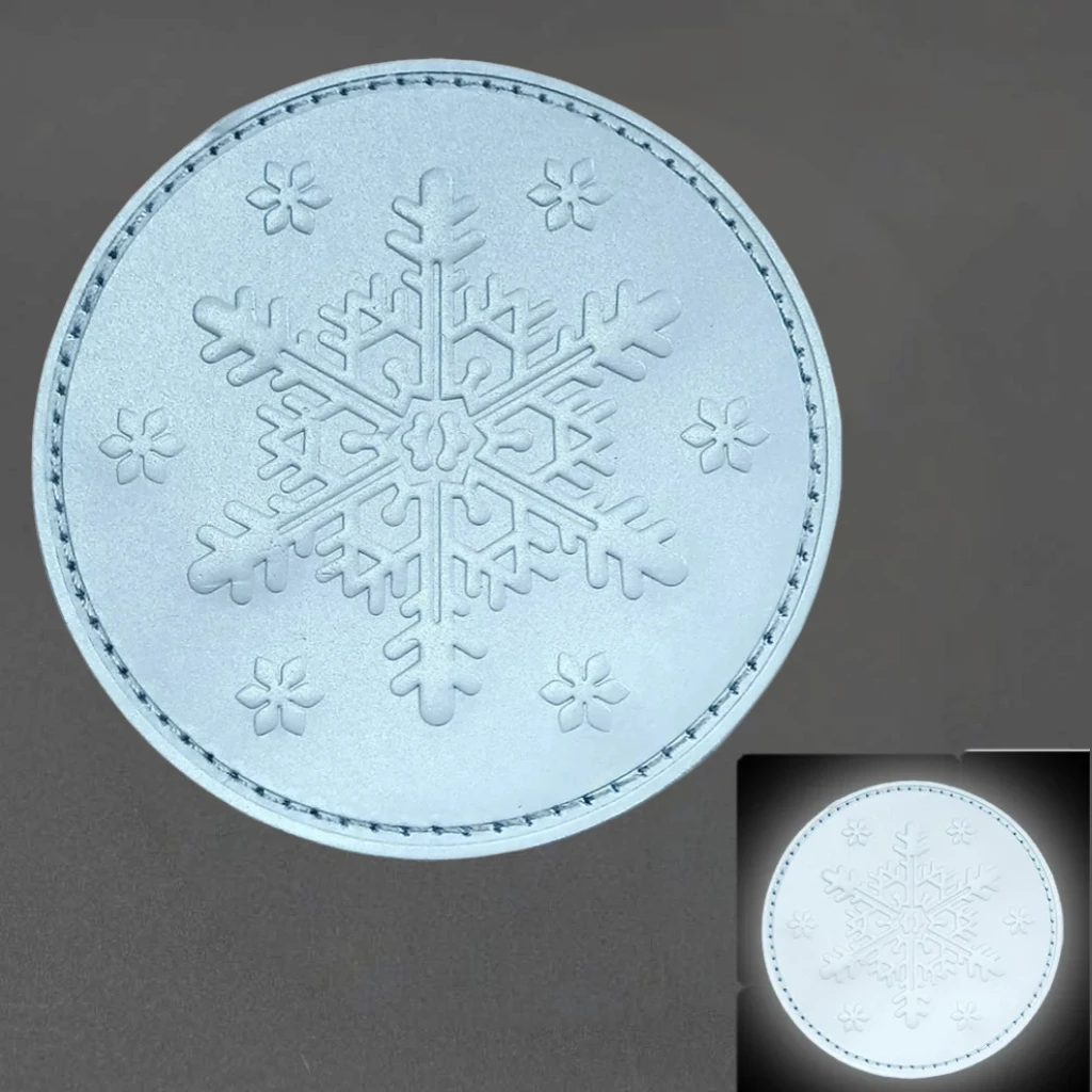 Detalle de parches reflectantes con copos de nieve
