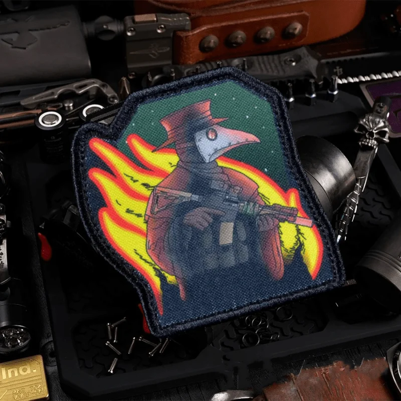 Parche táctico bordado The Plague Doctor – Velcro para equipamiento - imagen 2