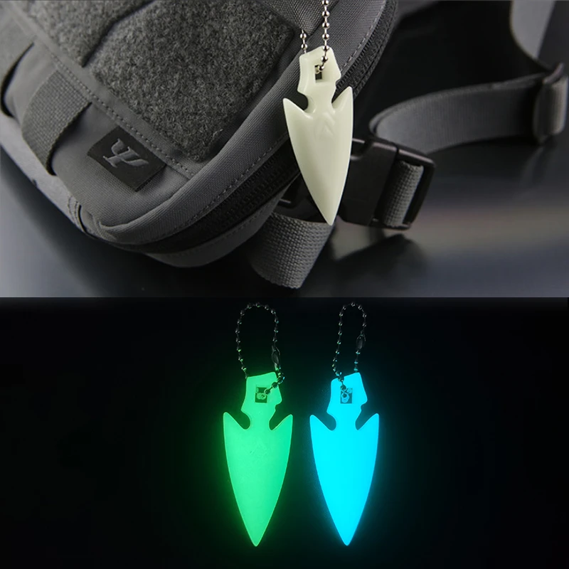 Llavero fluorescente con flecha frontal luminosa verde y azul para mochila - imagen 3