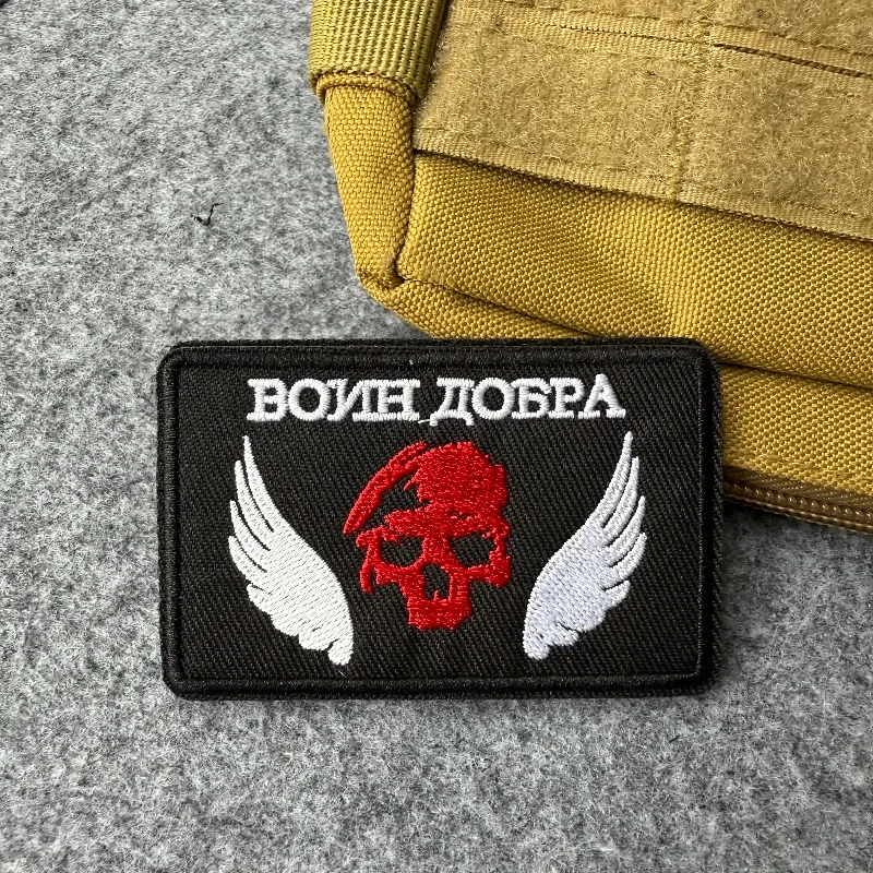 Parche táctico bordado con calavera roja y alas blancas