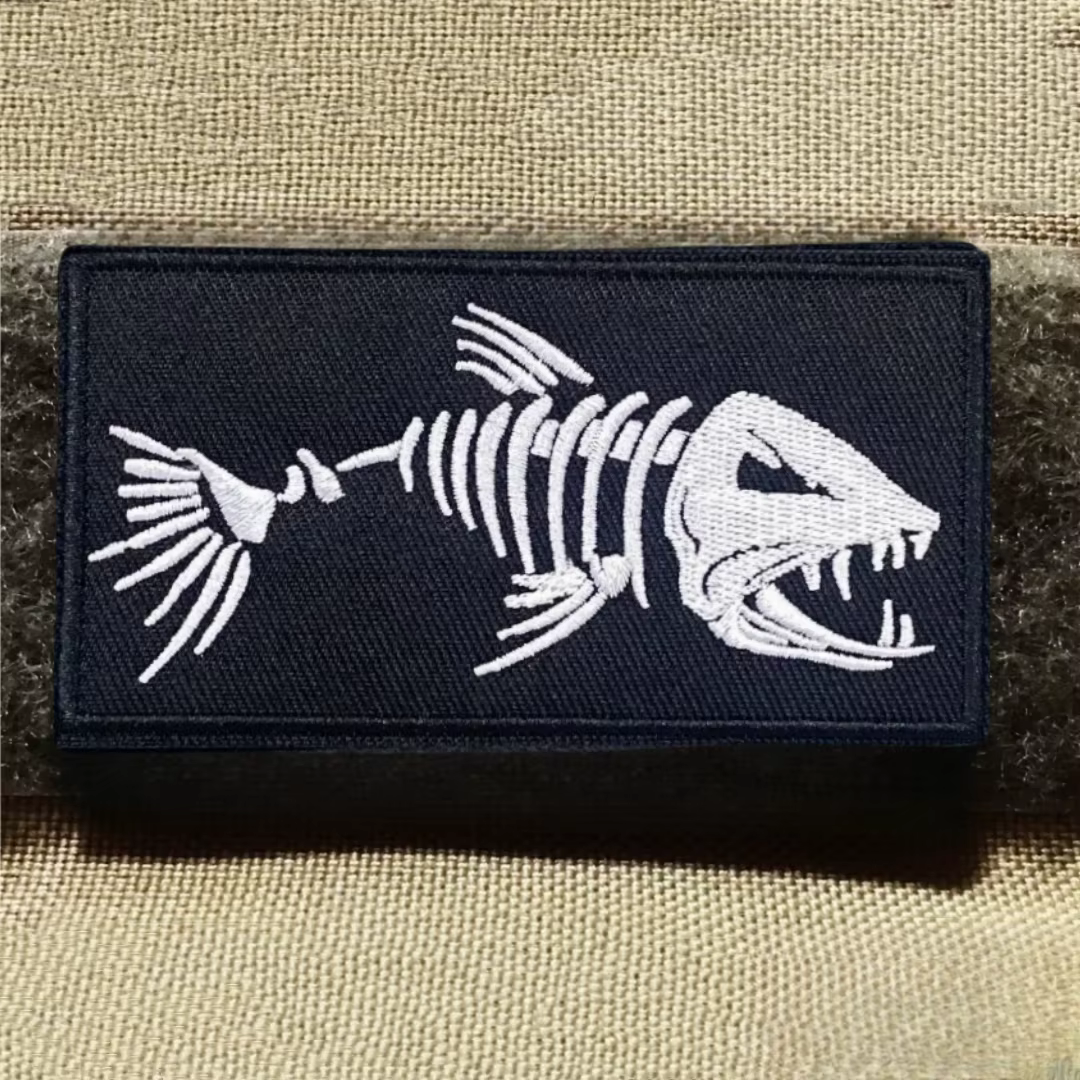 Parche militar bordado chevron esqueleto de pez táctico con velcro - imagen 3