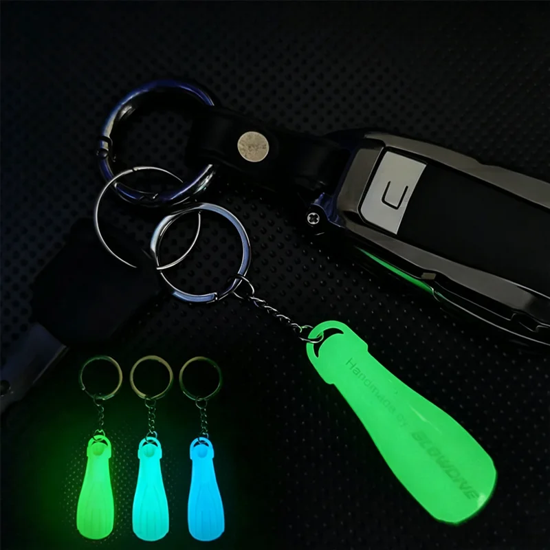 Llavero buceo luminoso con forma de aletas para mochila - imagen 4
