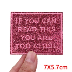 Parche bordado termoadhesivo estilo rosa con lazo y bebida para ropa