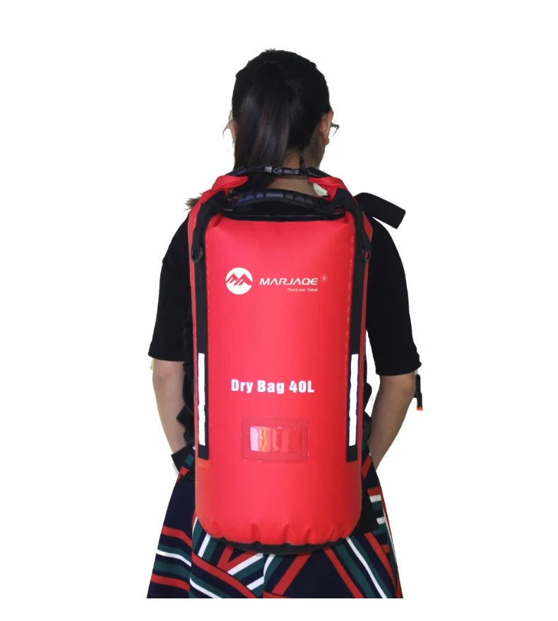 Bolsa flotando en agua