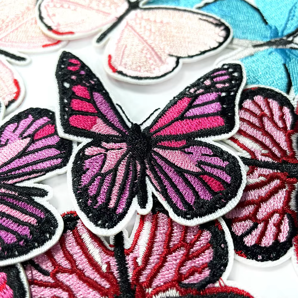 Parche de mariposa roja aplicado sobre tela