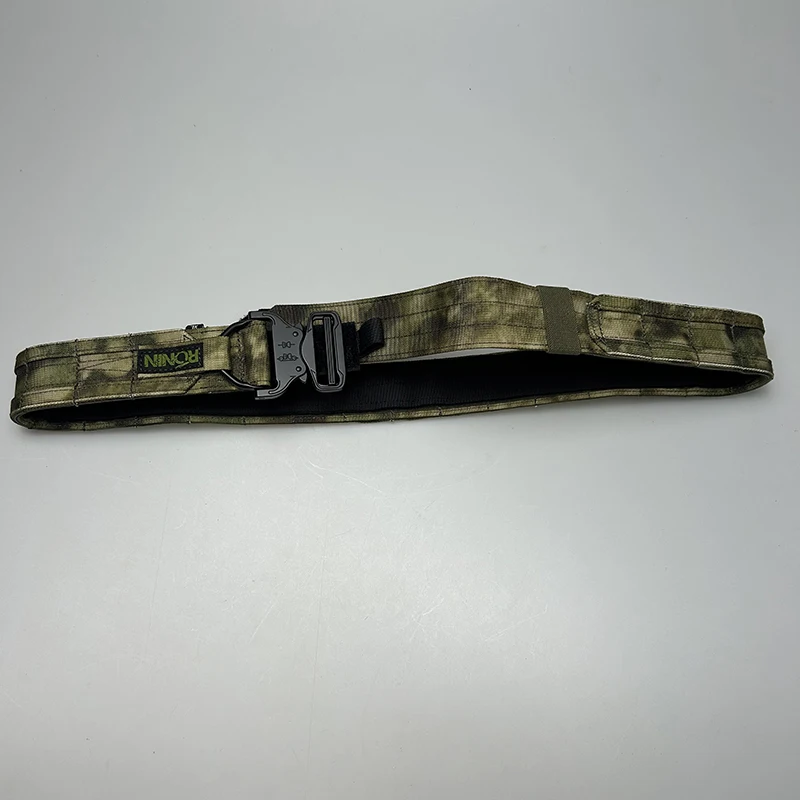 Detalle del sistema MOLLE para acoplar accesorios compatibles