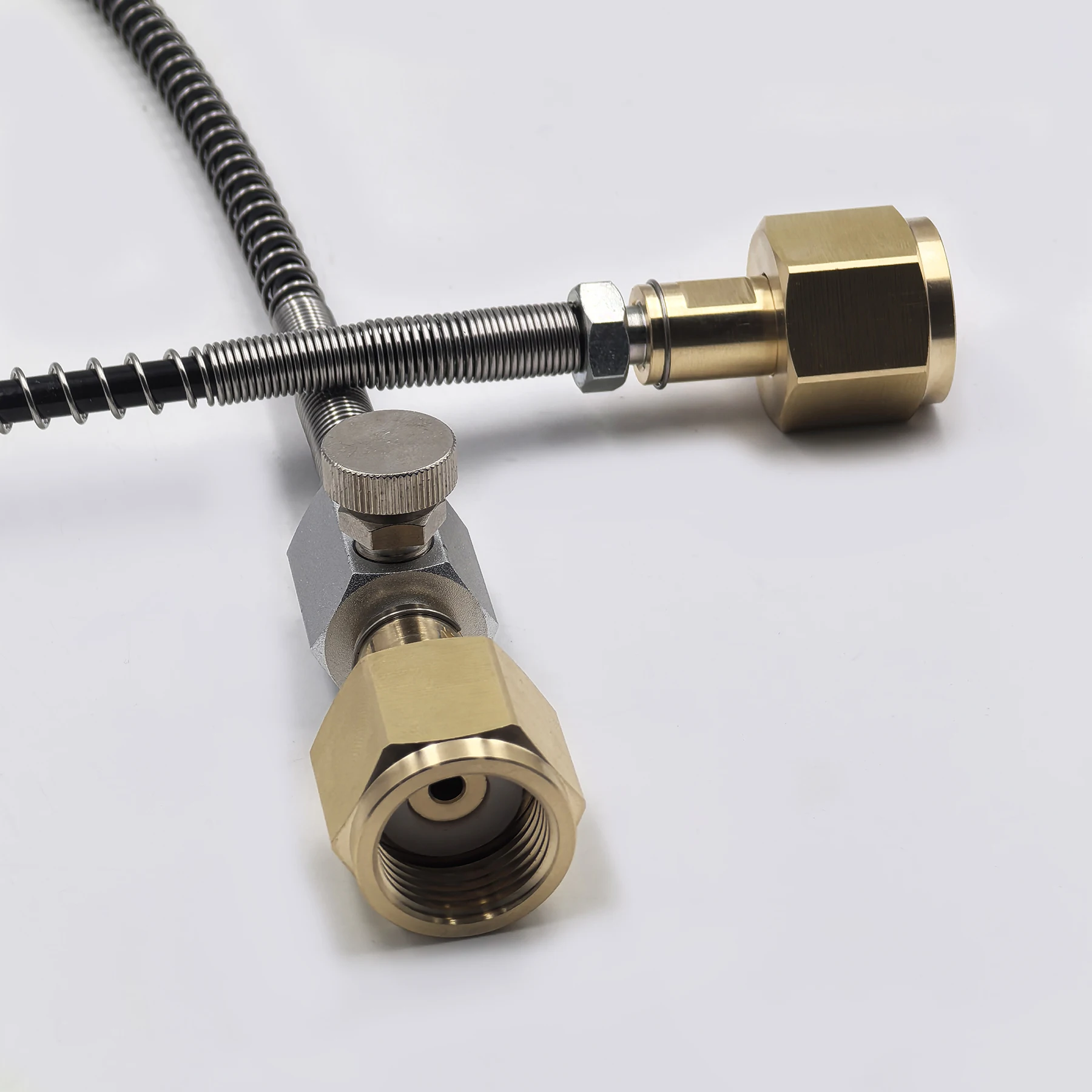 Adaptador CO2 para tanque con protector de manguera - imagen 4