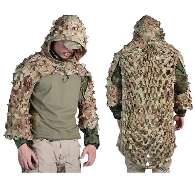 Modelo usando el traje Ghillie en posición de tiro