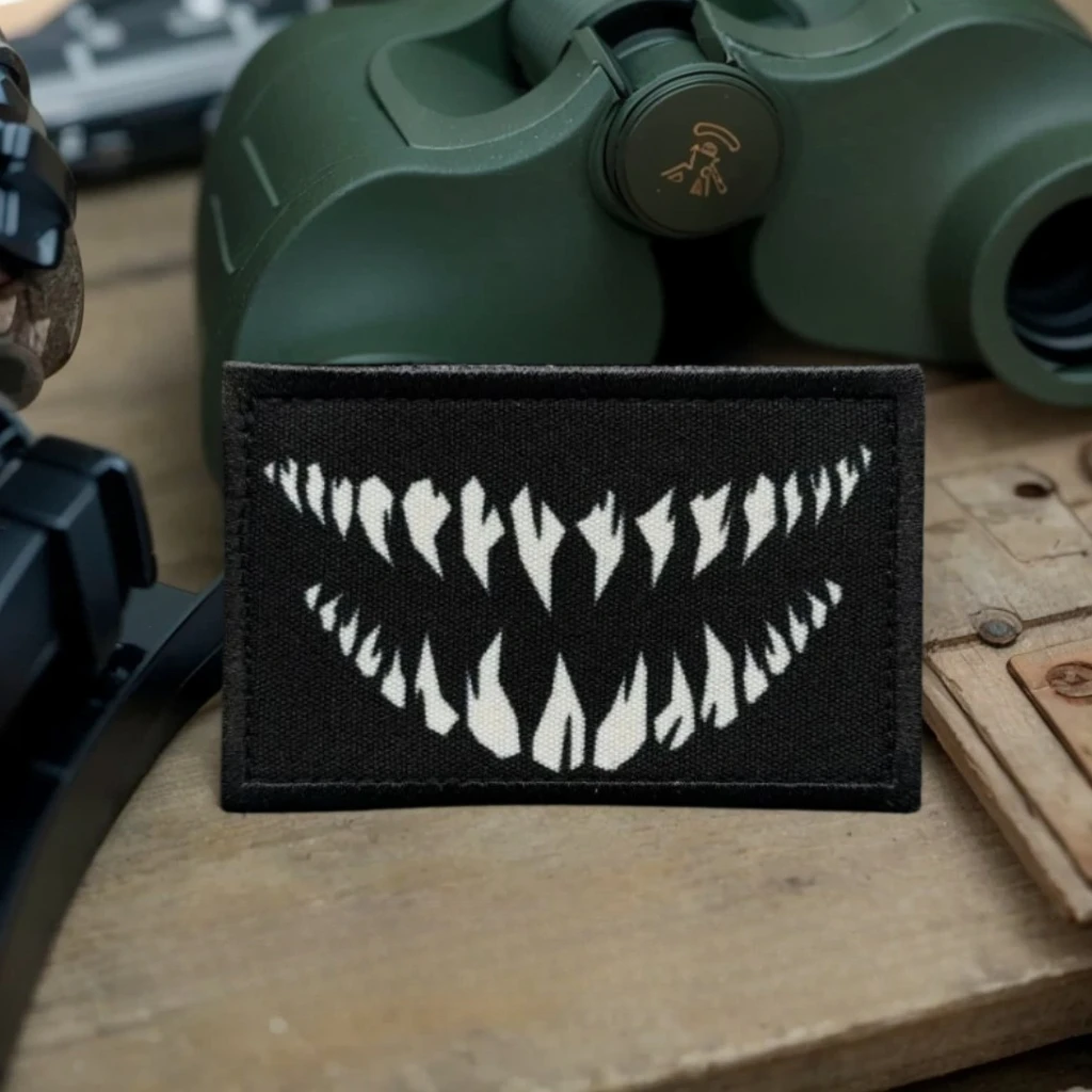 Parche devil teeth detalle bordado