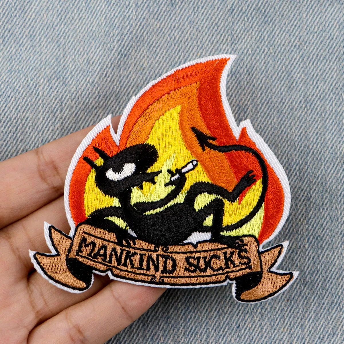 Parche termoadhesivo MANKIND SUCKS – Bordado para ropa táctica - imagen 4