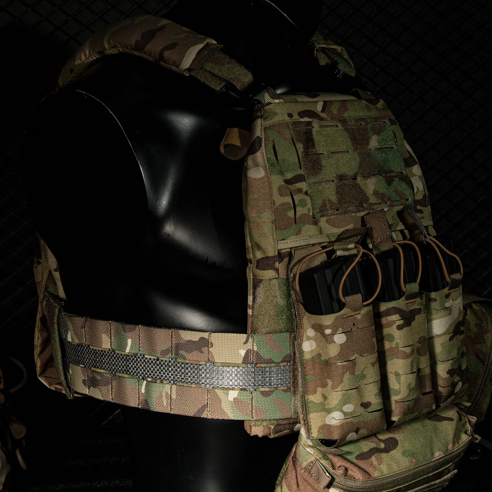 Detalle del sistema MOLLE y asas en D de Tegris