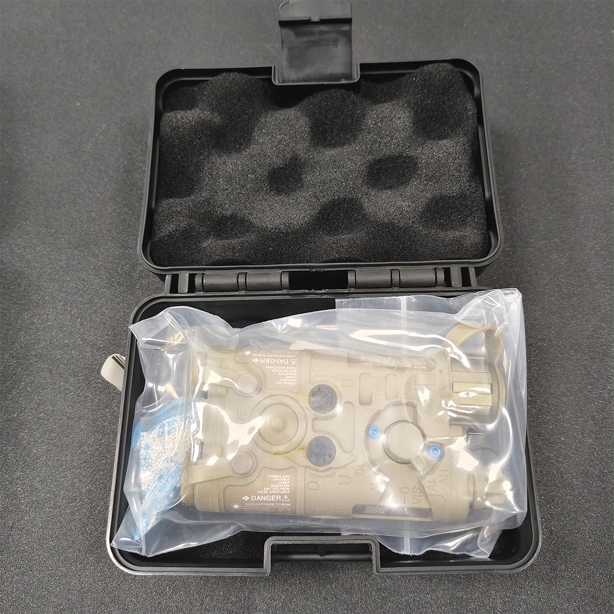 Accesorio táctico con sistema de montaje en riel