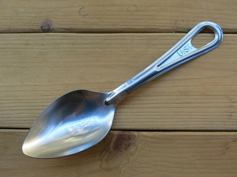 Primer plano del borde afilado del cuchillo y los dientes del tenedor
