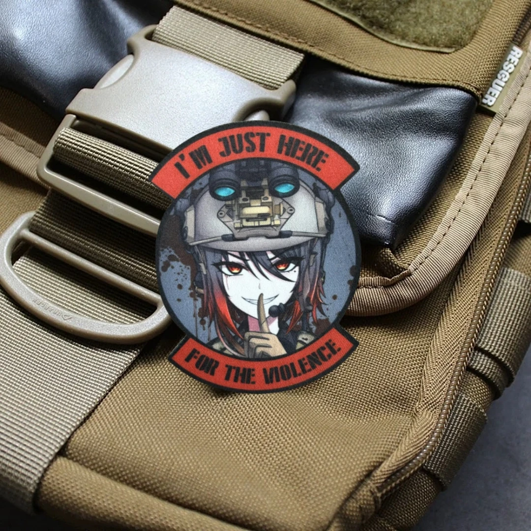 Detalle del parche táctico anime mostrando los colores y acabados
